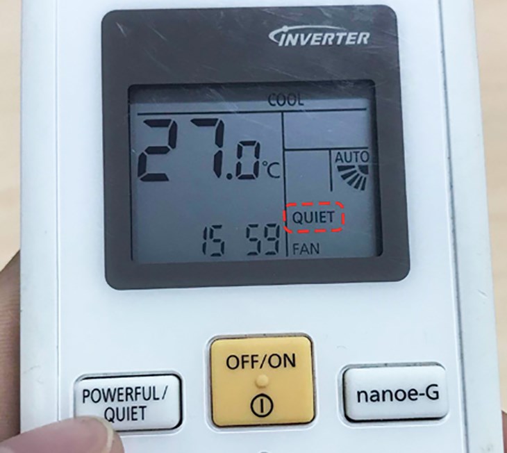 Nhấn nút POWERFULQUIET đến khi màn hình điều khiển có chữ QUIET 