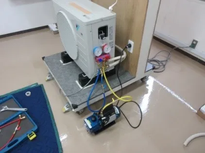 Thực hiện hút chân không