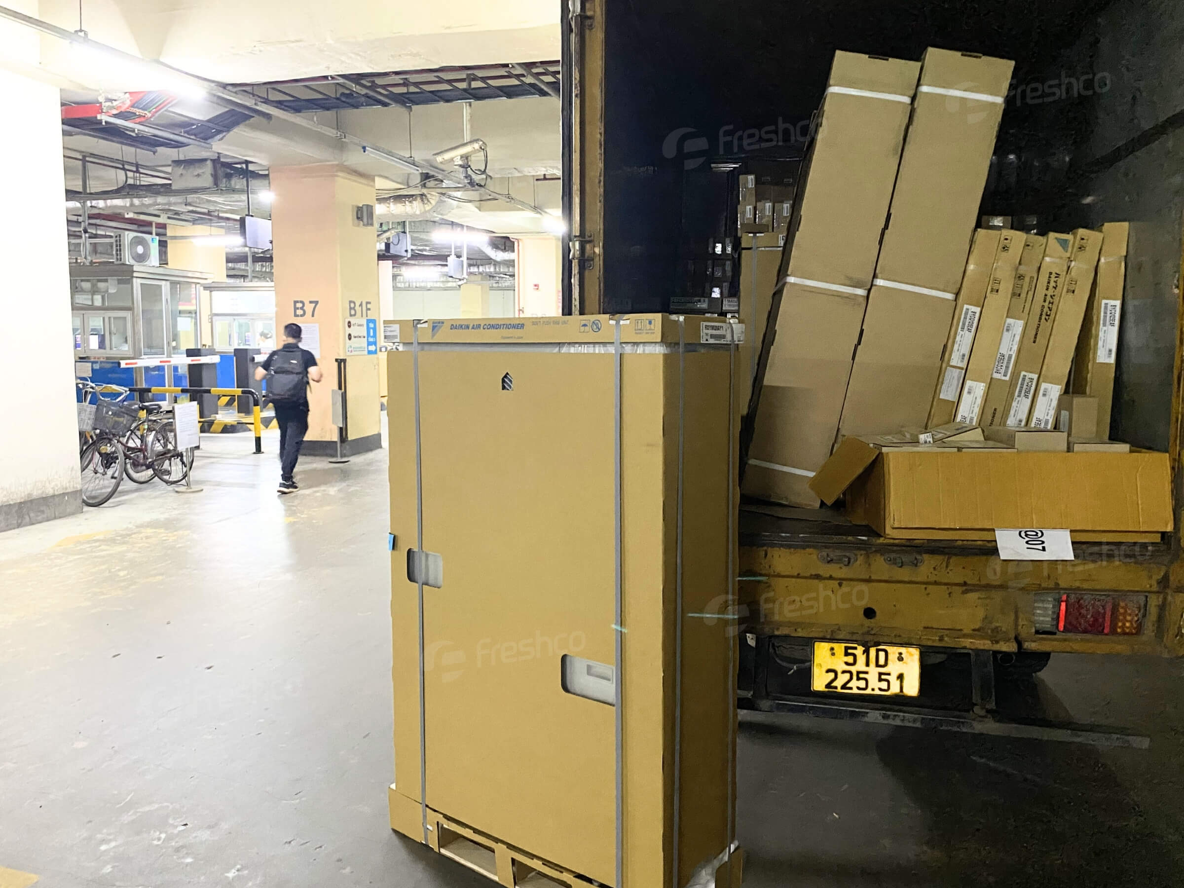 Giao thiết bị điều hòa trung tâm tới chung cư