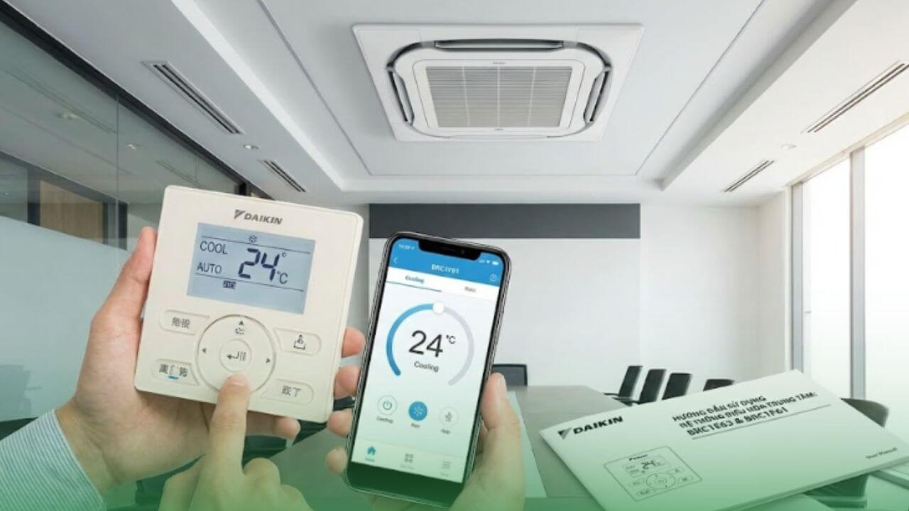 Bảng điều khiển điều hòa trung tâm thông minh trên tường và smartphone trong phòng khách hiện đại