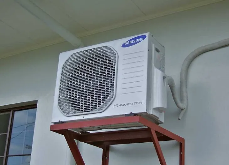 Lắp đặt dàn nóng bên ngoài phòng