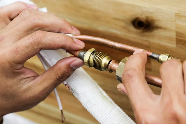 Nối đầu ống đồng từ dàn lạnh với van trên của dàn nóng