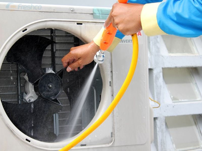 Dùng vòi nước xịt nhẹ rửa sạch quạt dàn nóng