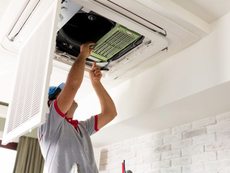 Không tự ý tháo bo mạch hoặc linh kiện khi điều hòa Daikin âm trần gặp sự cố