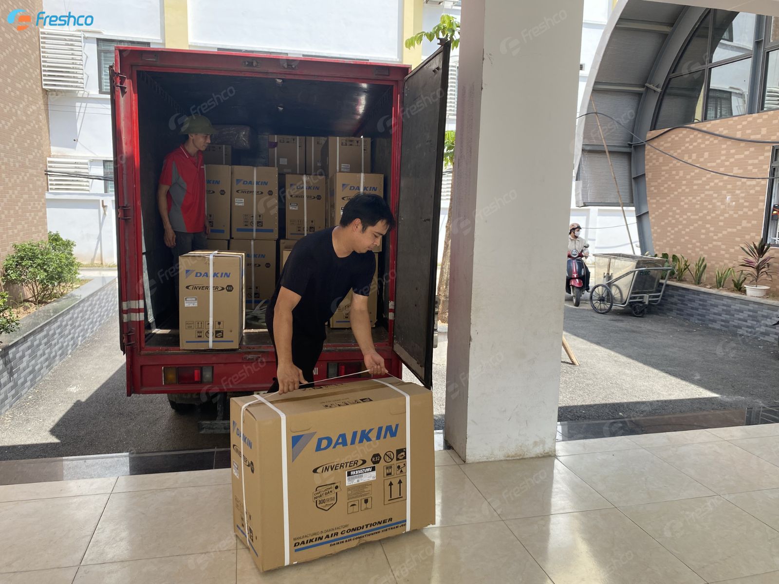 Phân phối và lắp đặt hệ thống điều hoà Daikin tại trường tiểu học Định Công - ảnh 1